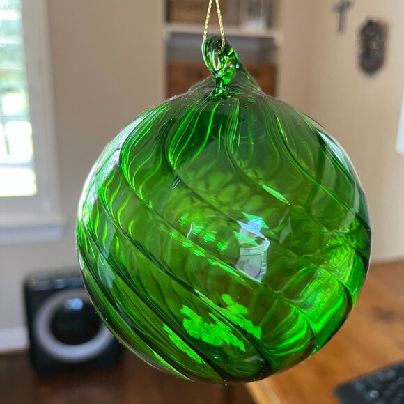 Hand Blown Artisan Green Swirl Large Glass Christmas Ornament 5" - Picture 1 of 3